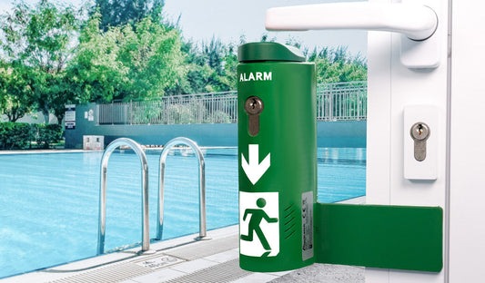Türwächter im Schwimmbad: Was in feuchter und chlorhaltiger Umgebung wichtig ist